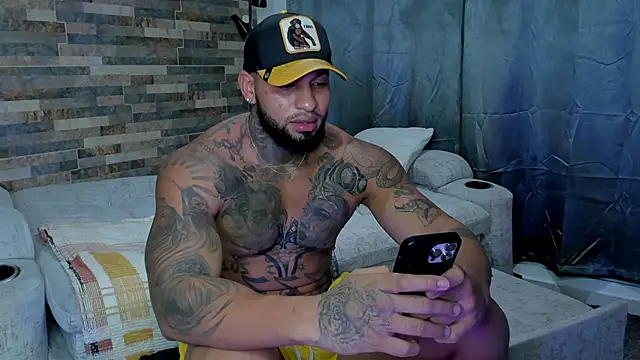 Snapshot of zaiin_diesel chatting on January 11, 1:06 am zaiin diesel online show from January 11, 1:06 am