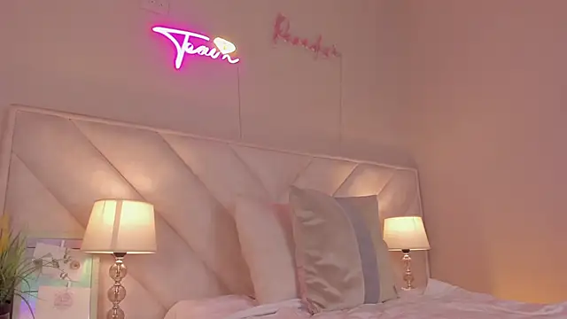 Snapshot of _angela_x chatting on February 13, 11:56 pm angela x online show from February 13, 11:56 pm