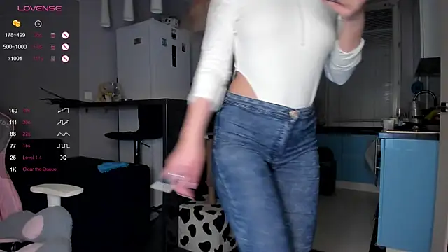 Snapshot of wwildfox chatting on February 27, 8:53 pm wwildfox online show from February 27, 8:53 pm