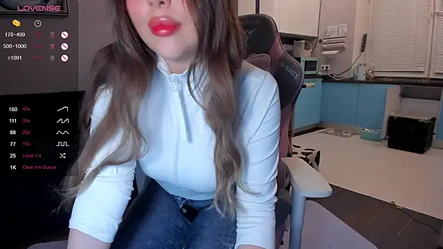 Snapshot of wwildfox chatting on March 6, 5:54 pm wwildfox online show from March 6, 5:54 pm