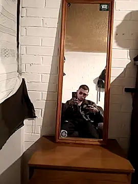 Snapshot of Suggarwhite18CM chatting on November 11, 3:39 am Suggarwhite18CM online show from November 11, 3:39 am