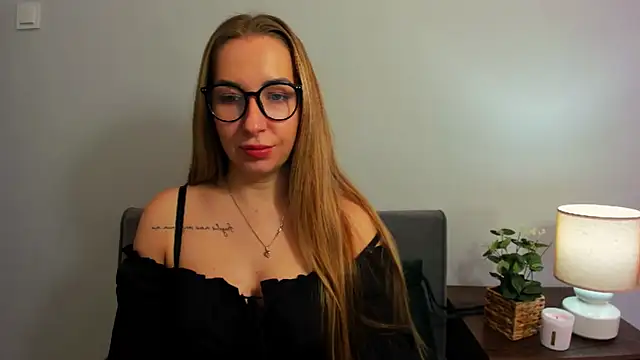 Snapshot of AriaDesire chatting on March 16, 10:11 am AriaDesire online show from March 16, 10:11 am