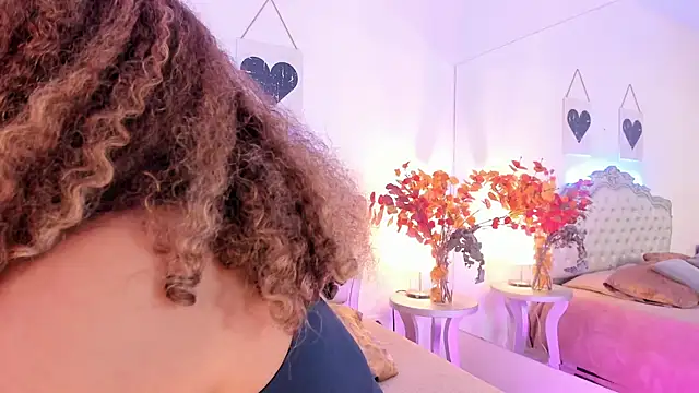 Snapshot of NiaColusi chatting on November 13, 9:58 pm NiaColusi online show from November 13, 9:58 pm