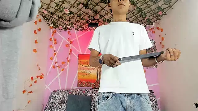 Snapshot of Fresahot2005 chatting on December 4, 8:17 pm Fresahot2005 online show from December 4, 8:17 pm