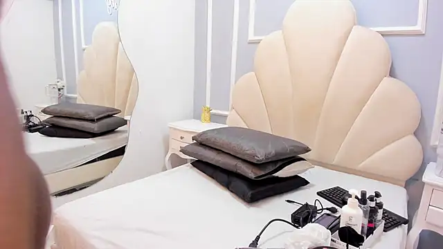 Maddyjohnsonn online show from January 15, 11:43 am