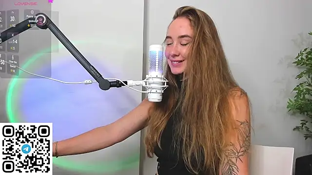 Snapshot of AngelPaull chatting on February 11, 12:38 am AngelPaull online show from February 11, 12:38 am