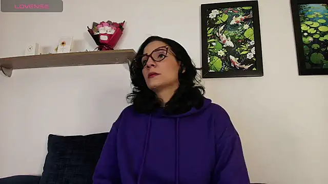 Snapshot of Elliee_ chatting on March 21, 4:10 pm Elliee online show from March 21, 4:10 pm