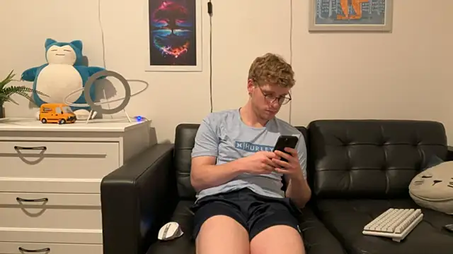 Snapshot of BlueEyedTallGuy94 chatting on December 14, 8:13 am BlueEyedTallGuy94 online show from December 14, 8:13 am