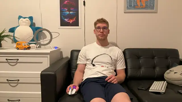 Snapshot of BlueEyedTallGuy94 chatting on December 14, 10:50 pm BlueEyedTallGuy94 online show from December 14, 10:50 pm