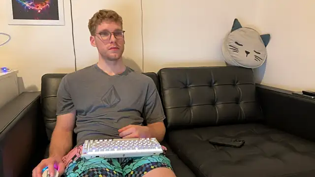 Snapshot of BlueEyedTallGuy94 chatting on December 23, 6:11 am BlueEyedTallGuy94 online show from December 23, 6:11 am