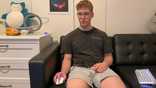 Snapshot of BlueEyedTallGuy94 chatting on December 24, 7:28 am BlueEyedTallGuy94 online show from December 24, 7:28 am