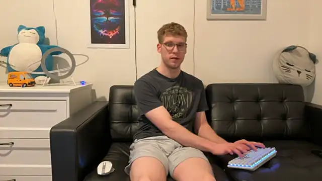 Snapshot of BlueEyedTallGuy94 chatting on December 31, 1:57 am BlueEyedTallGuy94 online show from December 31, 1:57 am