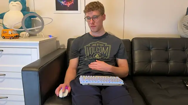 Snapshot of BlueEyedTallGuy94 chatting on January 10, 4:22 am BlueEyedTallGuy94 online show from January 10, 4:22 am