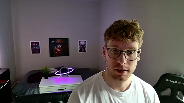 Snapshot of BlueEyedTallGuy94 chatting on February 18, 7:43 pm BlueEyedTallGuy94 online show from February 18, 7:43 pm