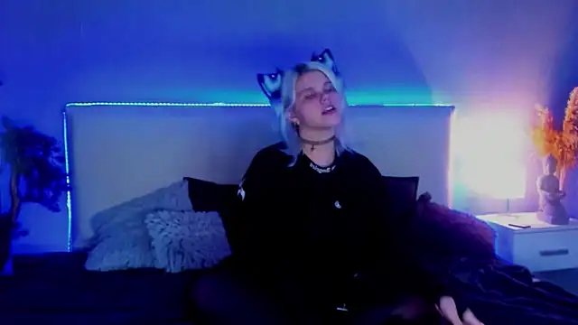 JoannLowe online show from March 22, 12:17 am