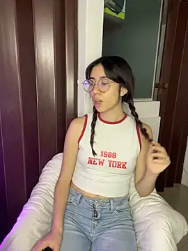 Catyloves online show from December 13, 4:11 am