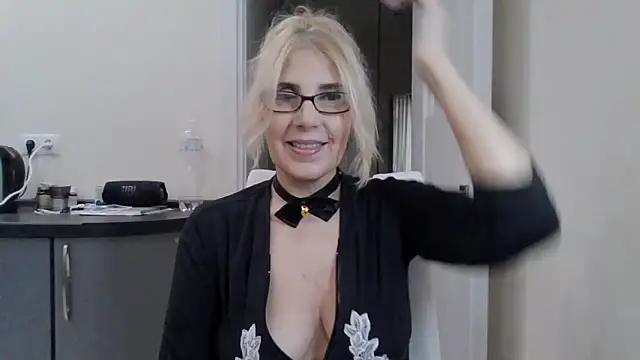 Snapshot of sweet_raspberry chatting on December 21, 10:17 am sweet raspberry online show from December 21, 10:17 am