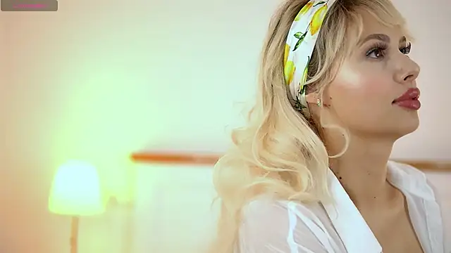 Snapshot of AdelineKing chatting on October 12, 2:10 am AdelineKing online show from October 12, 2:10 am