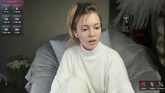 foxy blond online show from March 14, 9:35 am