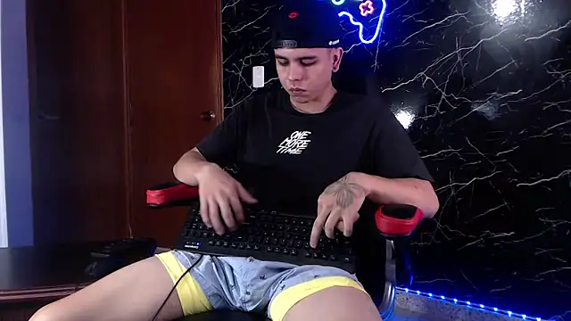 Snapshot of maty_hardx chatting on January 4, 3:17 pm maty hardx online show from January 4, 3:17 pm