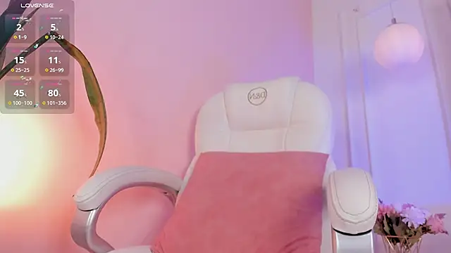 Snapshot of Lucy_Vega chatting on November 21, 4:44 am Lucy Vega online show from November 21, 4:44 am