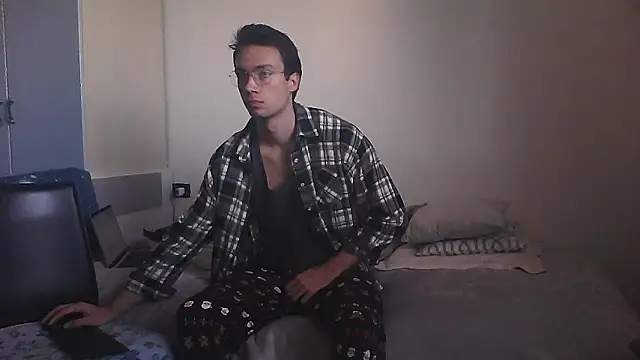 Snapshot of xentetube01 chatting on December 15, 7:56 am xentetube01 online show from December 15, 7:56 am