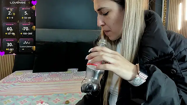 Snapshot of EvaaLovia1 chatting on February 16, 1:29 pm EvaaLovia1 online show from February 16, 1:29 pm