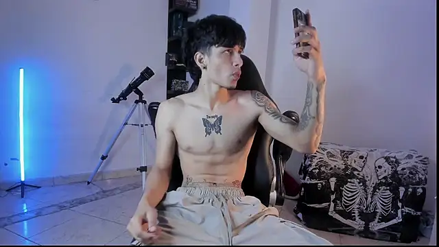Snapshot of Snakebutterfly chatting on October 19, 6:03 am Snakebutterfly online show from October 19, 6:03 am