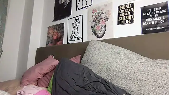 MoonAgnes online show from November 27, 3:47 pm