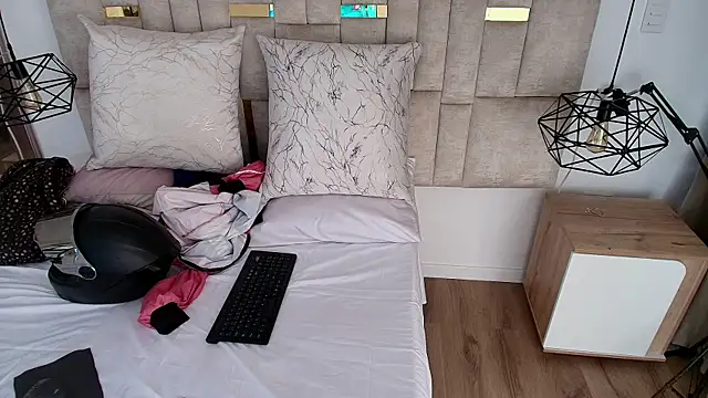 Lizz Tender online show from October 16, 12:50 pm