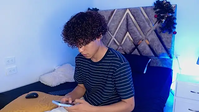 Snapshot of nickolas_moon chatting on December 25, 4:12 am nickolas moon online show from December 25, 4:12 am