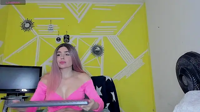 Nikolle Rouss online show from December 5, 3:59 am