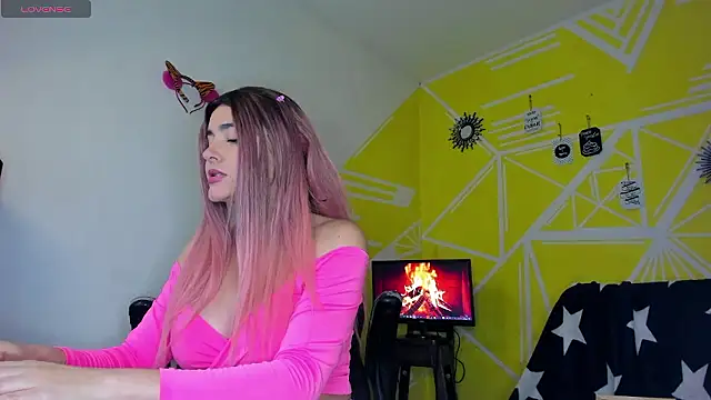 Snapshot of Nikolle_Rouss chatting on January 11, 5:23 am Nikolle Rouss online show from January 11, 5:23 am