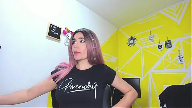 Snapshot of Nikolle_Rouss chatting on February 10, 6:17 am Nikolle Rouss online show from February 10, 6:17 am