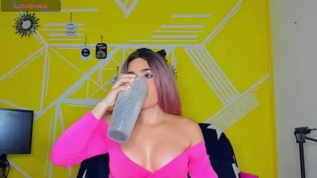 Snapshot of Nikolle_Rouss chatting on February 12, 9:10 pm Nikolle Rouss online show from February 12, 9:10 pm