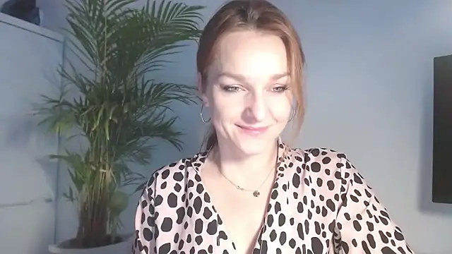 Snapshot of AliciaDesire chatting on February 4, 7:03 am AliciaDesire online show from February 4, 7:03 am