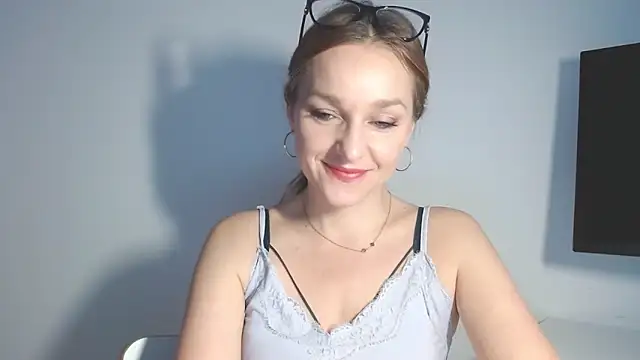 Snapshot of AliciaDesire chatting on February 20, 6:48 am AliciaDesire online show from February 20, 6:48 am