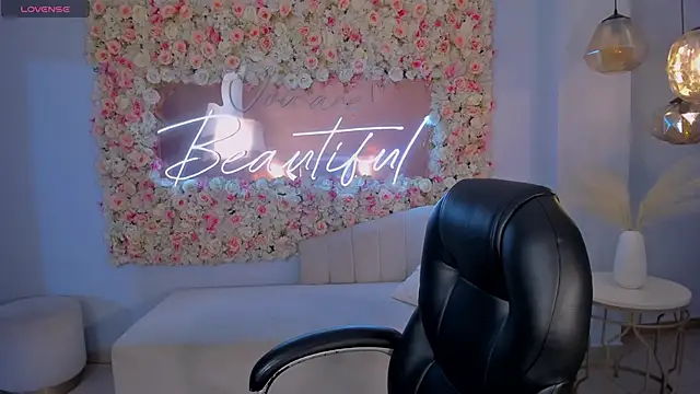 DolcieElliot online show from January 11, 11:45 am