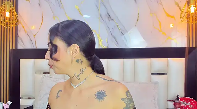 GiahDaniels online show from December 4, 5:05 am