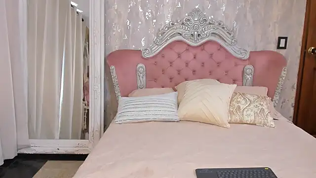 Snapshot of AngelineConnor chatting on March 10, 7:40 pm AngelineConnor online show from March 10, 7:40 pm