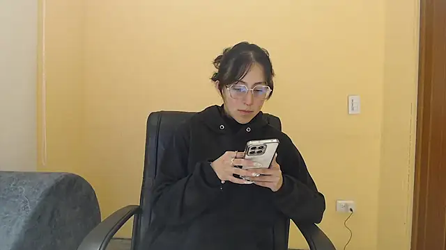 Snapshot of ling_ling24 chatting on October 18, 3:09 am ling ling24 online show from October 18, 3:09 am