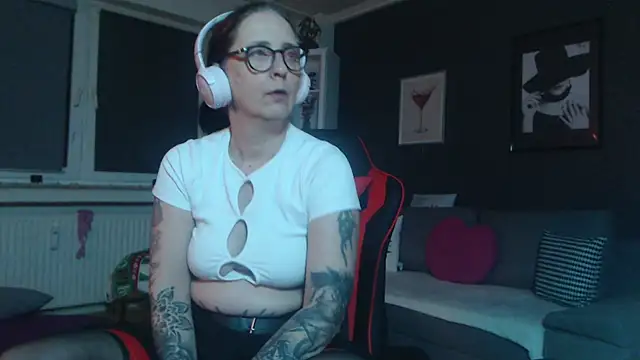 Snapshot of EiskalterEngel74 chatting on January 10, 11:18 pm EiskalterEngel74 online show from January 10, 11:18 pm