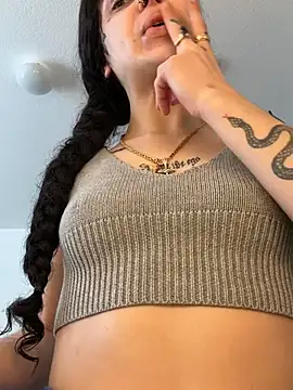 exoticmisfitt online show from February 12, 7:20 pm