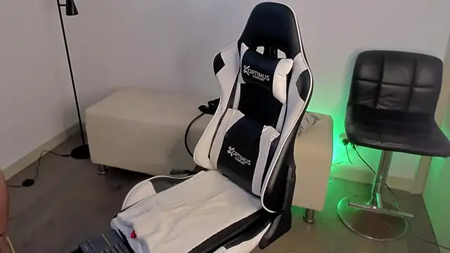 dafboy1 online show from September 29, 2:22 pm