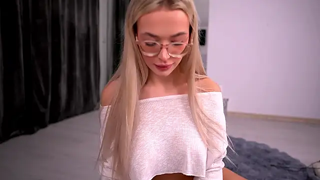 Snapshot of KylieJoyce chatting on January 18, 9:51 pm KylieJoyce online show from January 18, 9:51 pm