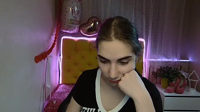 Snapshot of NikaStark_ chatting on March 9, 1:35 am NikaStark online show from March 9, 1:35 am