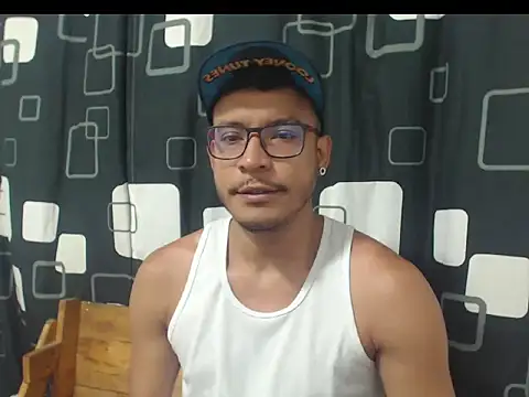 Snapshot of CharlesLeeRay chatting on November 9, 4:44 am CharlesLeeRay online show from November 9, 4:44 am