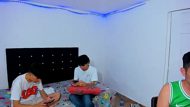 Alexander and Xiao online show from March 1, 8:42 pm