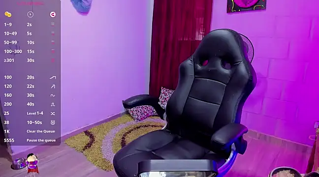 Snapshot of Sharon_hils chatting on December 18, 1:02 pm Sharon hils online show from December 18, 1:02 pm