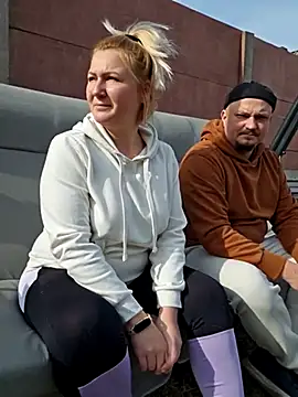 Snapshot of -Schweppes- chatting on March 7, 10:02 am -Schweppes- online show from March 7, 10:02 am